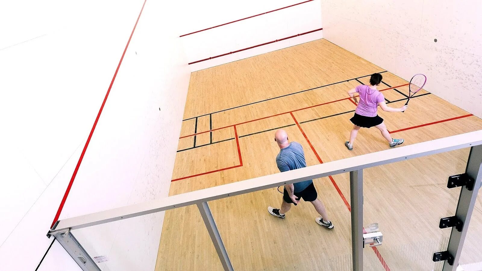 Площадка для сквоша. Сквош зал. Логотип на стеклянной стене сквош корта. Сквош разметка. Корт для игры в сквош.