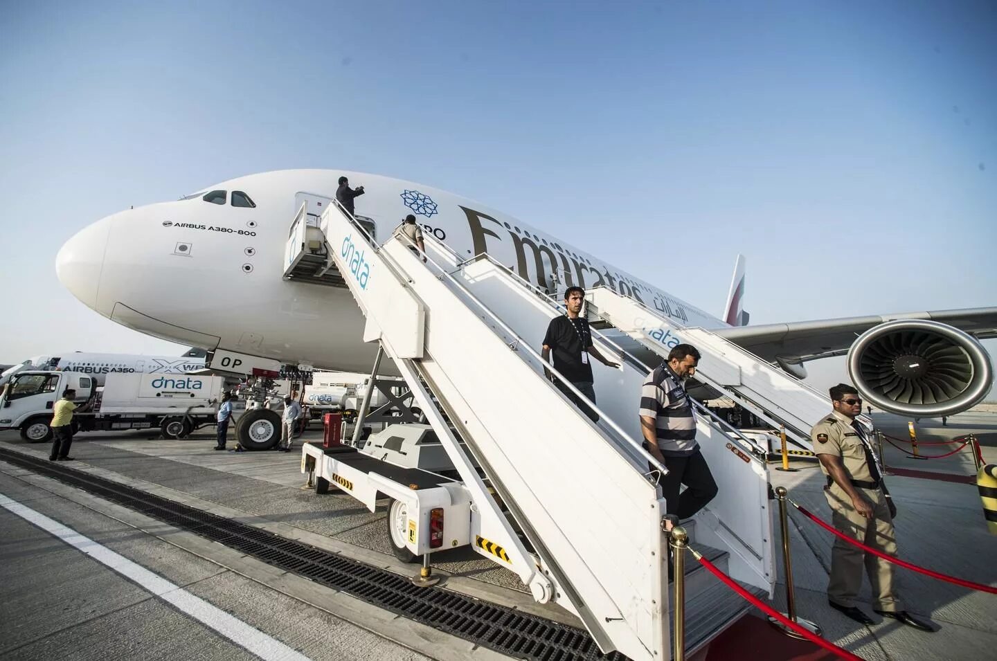Как проходит посадка на самолет. Airbus a380 посадка. airbus a380 посадка пассажиров. airbus a380 крушение. airbus a380 в аэропорту платов.