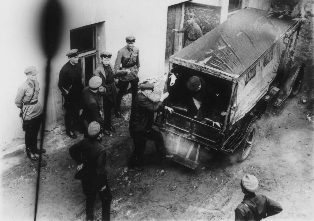 Арест ссср. Черный воронок НКВД аресты 1937. Черный воронок машина НКВД 1937. Чёрный воронок НКВД. Черный воронок НКВД аресты.