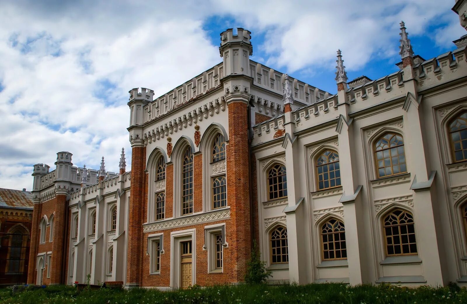 Рп5 петергоф. Императорские дворцовые конюшни петергоф. петергоф конюшни бенуа. императорские конюшни в петергофе. готические дворцовые конюшни петергоф.