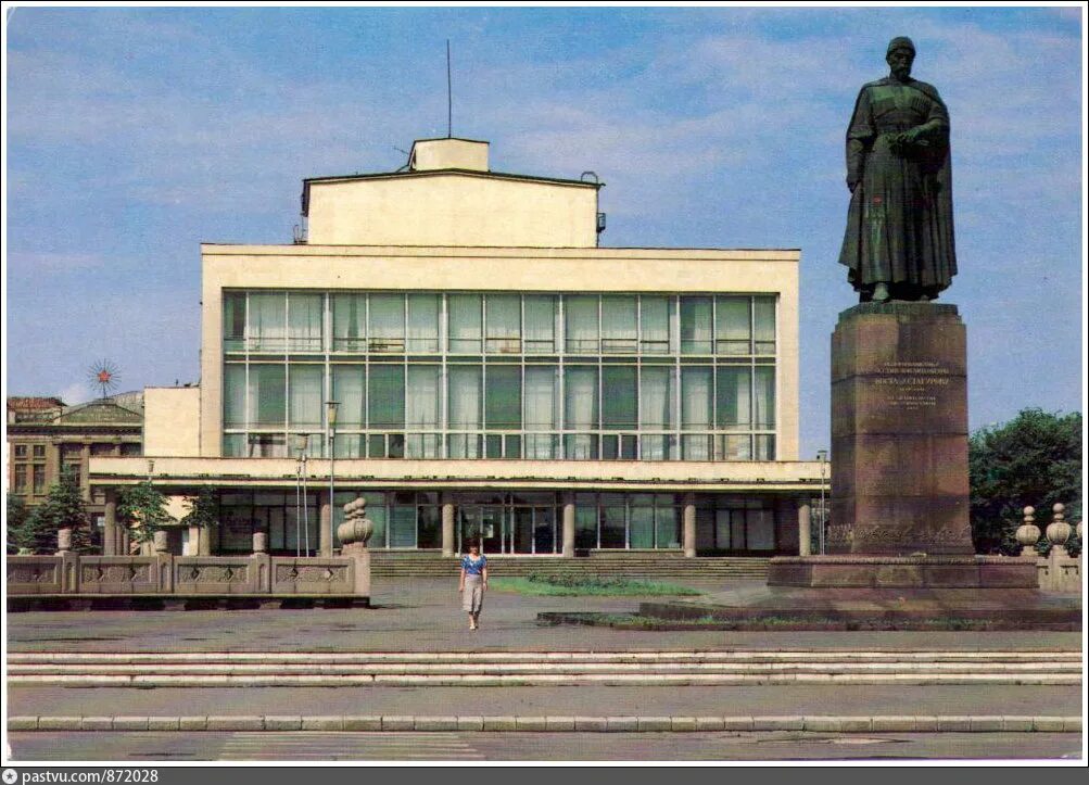 Театр орджоникидзе. Осетинский театр Орджоникидзе. Орджоникидзе памятник Хетагурову. Северо-осетинский государственный драматический театр. Осетинский театр драмы.