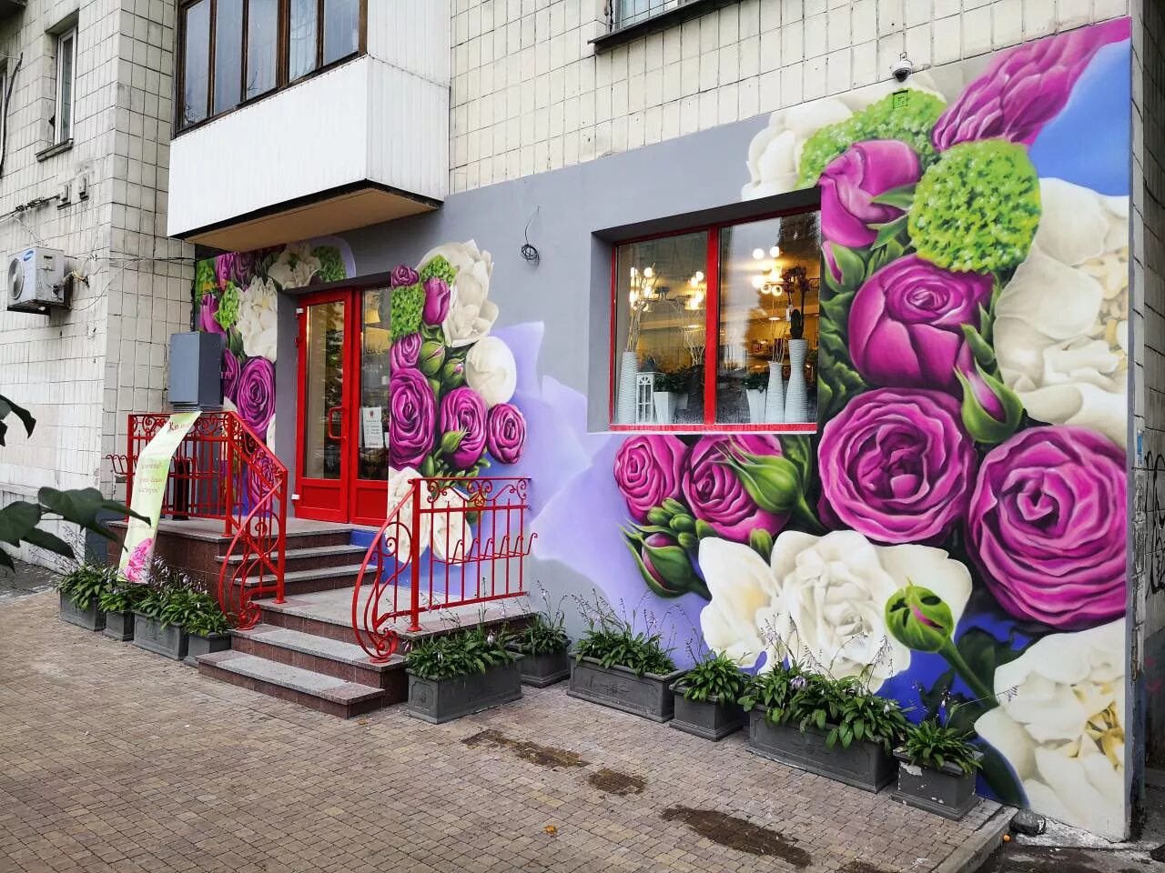 Цветочный магазин ставропольская. Фасад магазина цветов. Декор фасада цветами. Цветы на фасаде магазина. Фасад цветами в магазин.