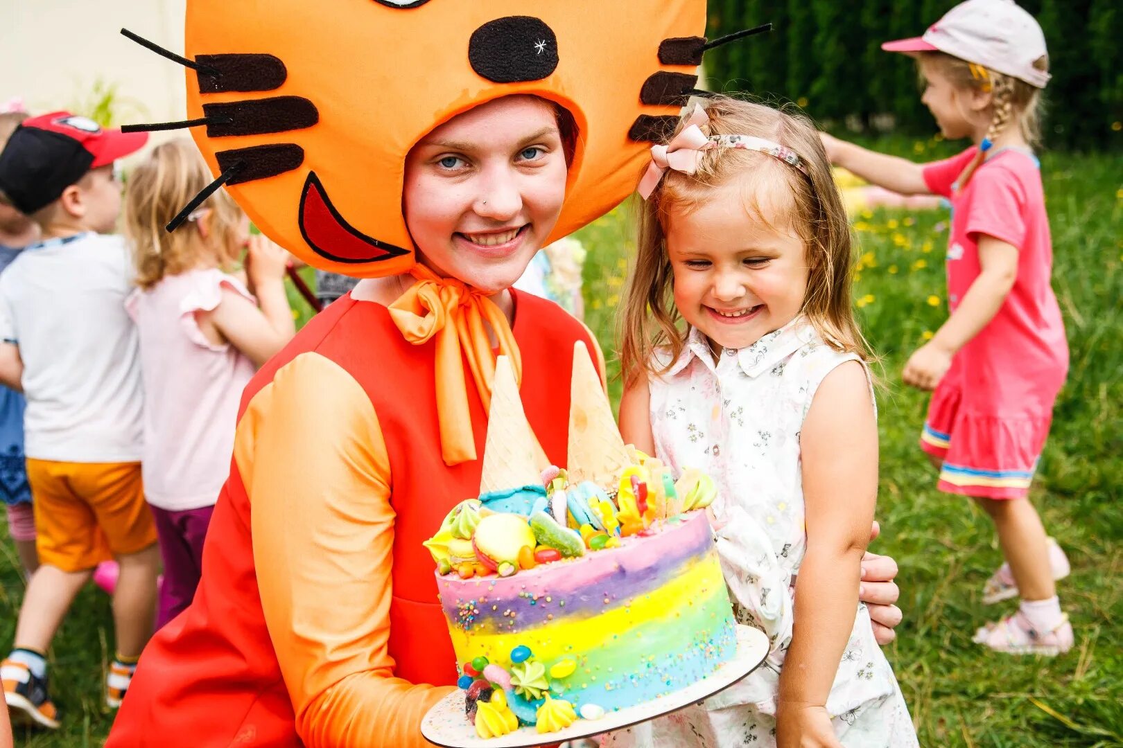 Аниматоры на день рождения ребенка. Аниматоры день рождение 3 года. Детский день рождения в стиле фиксиков. Торт три кота для девочки 5 лет. Аниматоры день рождение 3 года.