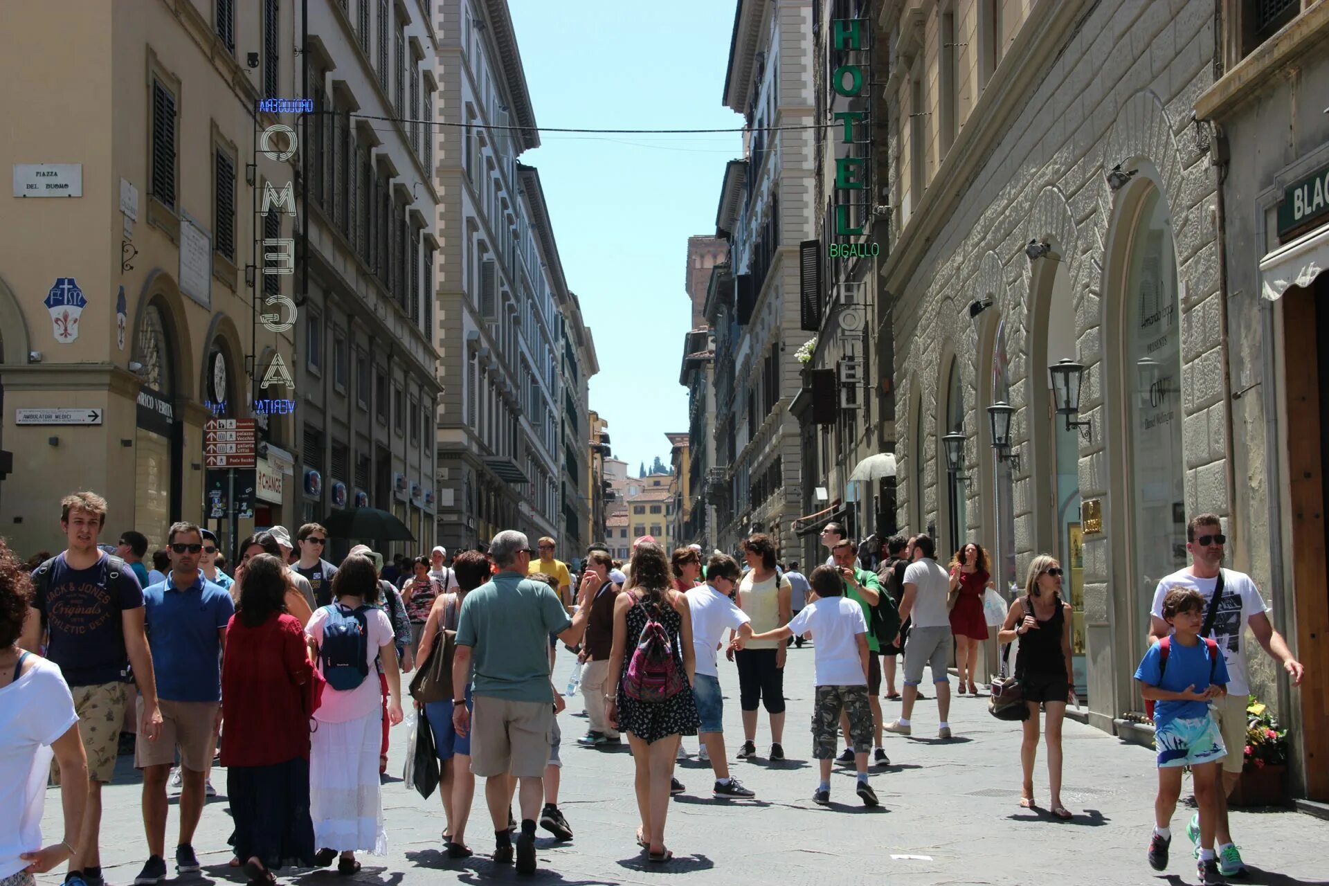 Crowded street. Люди на улице. Люди на улице города. Люди на улицах Европы. Люди в городе.