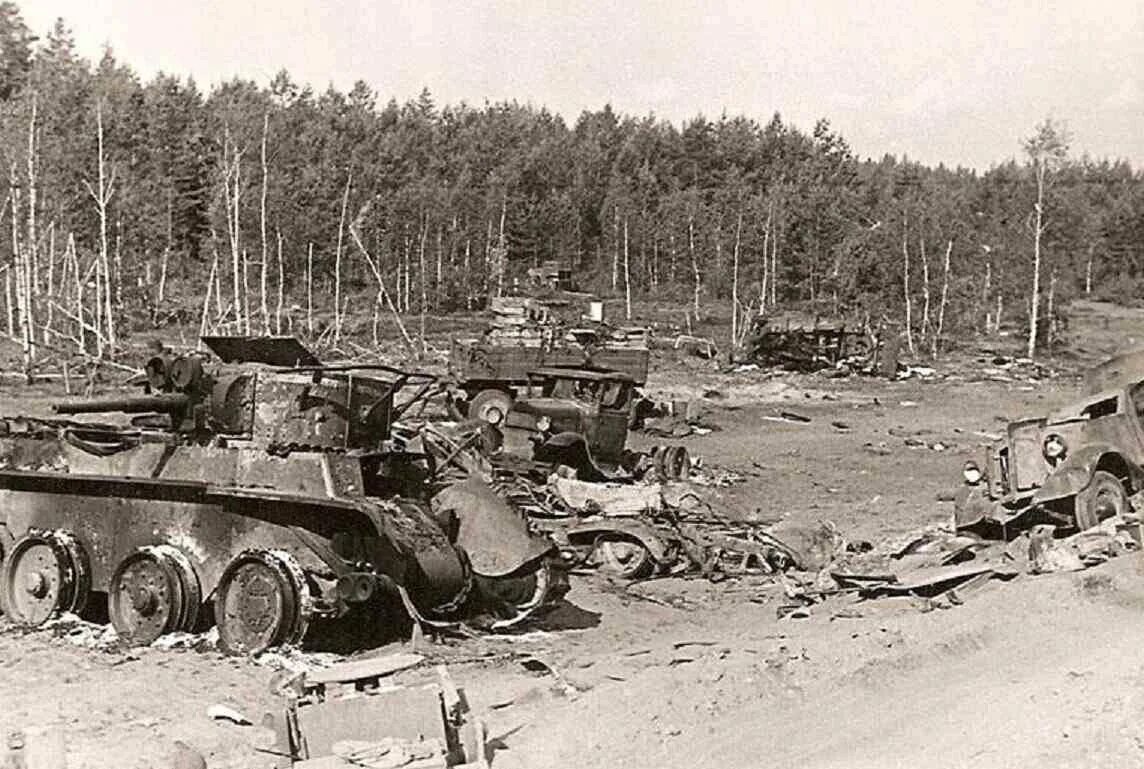 Белосток 1941. Разбитая техника ркка 1941. минский котёл 1941. киевский котел 1941 уничтоженная техника. разгромленная колонна ркка июнь 1941.