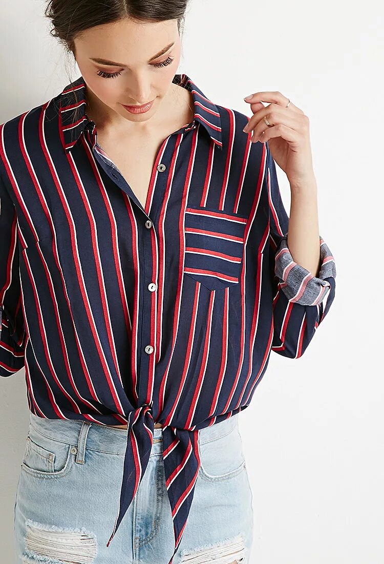 Топик из рубашки. Рубашка завязанная узлом. Рубашка которая завязывается. Лайфхак из платья. Рубашка женская на завязках.