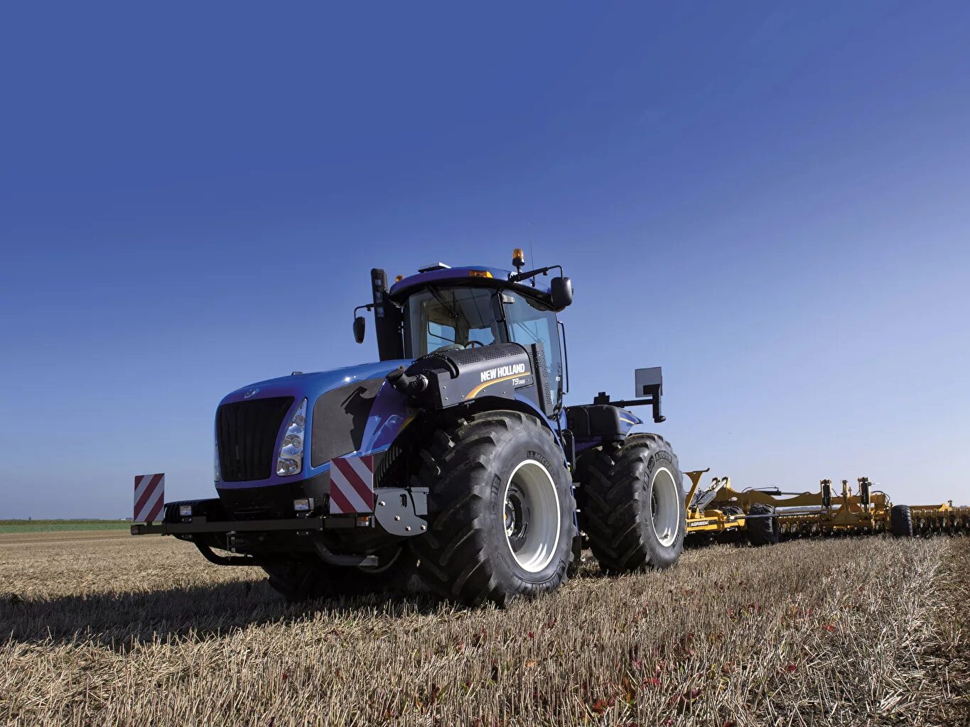 Трактор Нью Холланд. Трактор New Holland t9. Нью Холланд 9. Трактор Нью Холланд в поле.