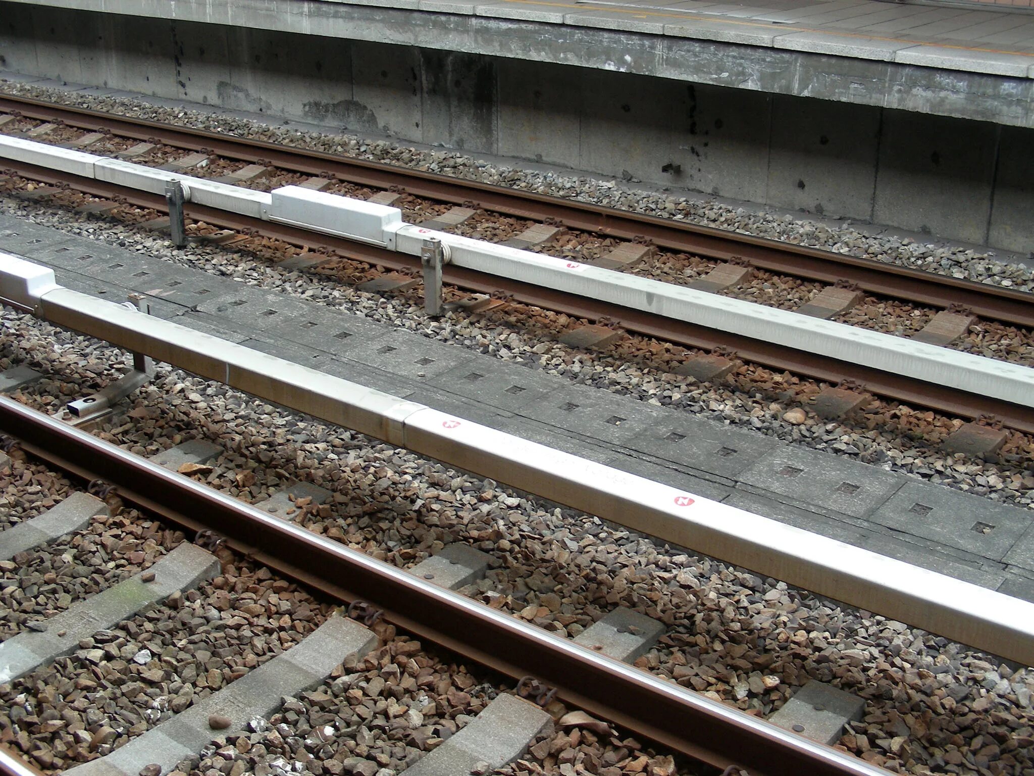 Third rail. Контактный рельс в метро. Контактный рельс метрополитена. Third rail. Закоротка в метро.