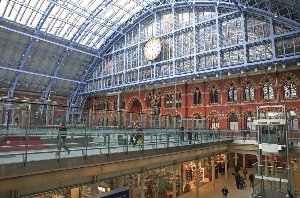 Вокзал в лондоне. Вокзал сент-Панкрас в Лондоне. St. Pancras International, Лондон вокзал. Вокзал сент Панкрас Архитектор. Вокзал сент Панкрас Лондон внутри.