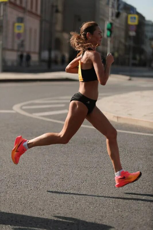 красота среди бегущих первых. старт забега. в здоровом теле здоровый дух фото. красота среди бегущих первых. активный образ жизни.