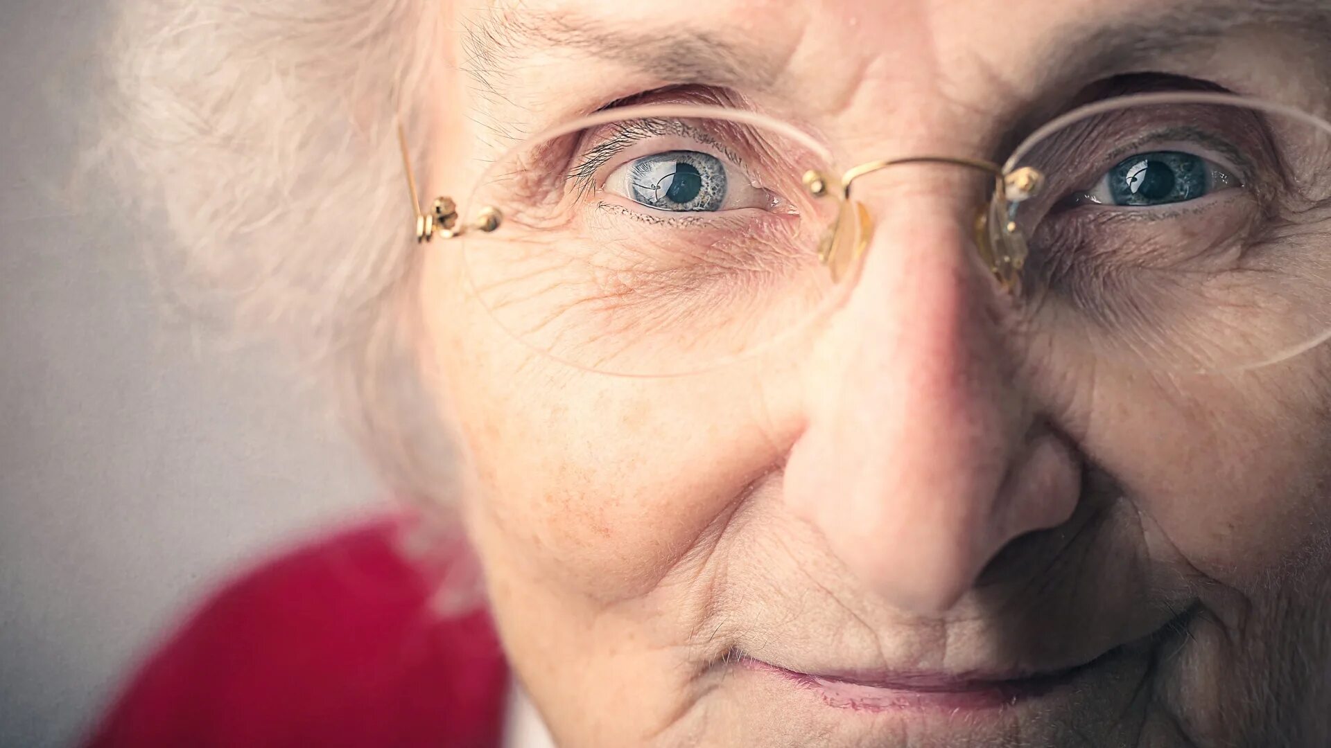 Катаракта и пресбиопия. Глаза пожилого человека. Старческое лицо в очках. Зрение после 60 лет