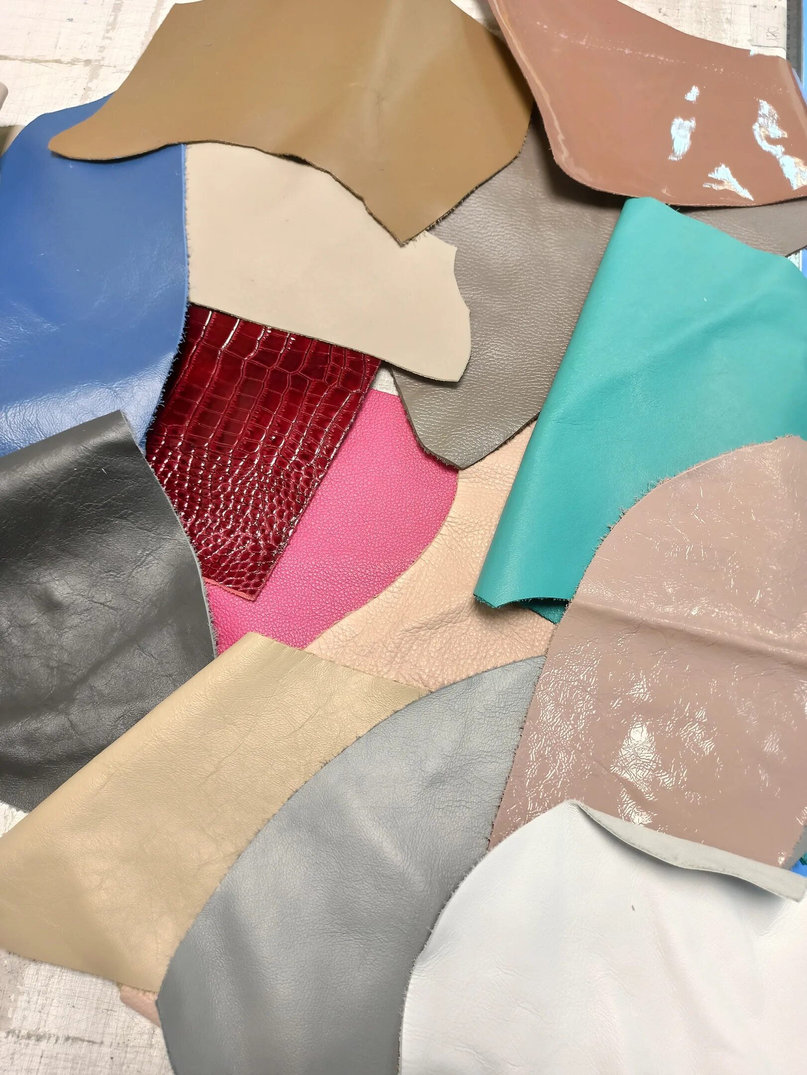 Пласт или лоскут свежего. Кора, камбий, сердцевина, ядро, заболонь. Из обрезков ткани. Рваные лоскутки. Поделки из лоскутов ткани.