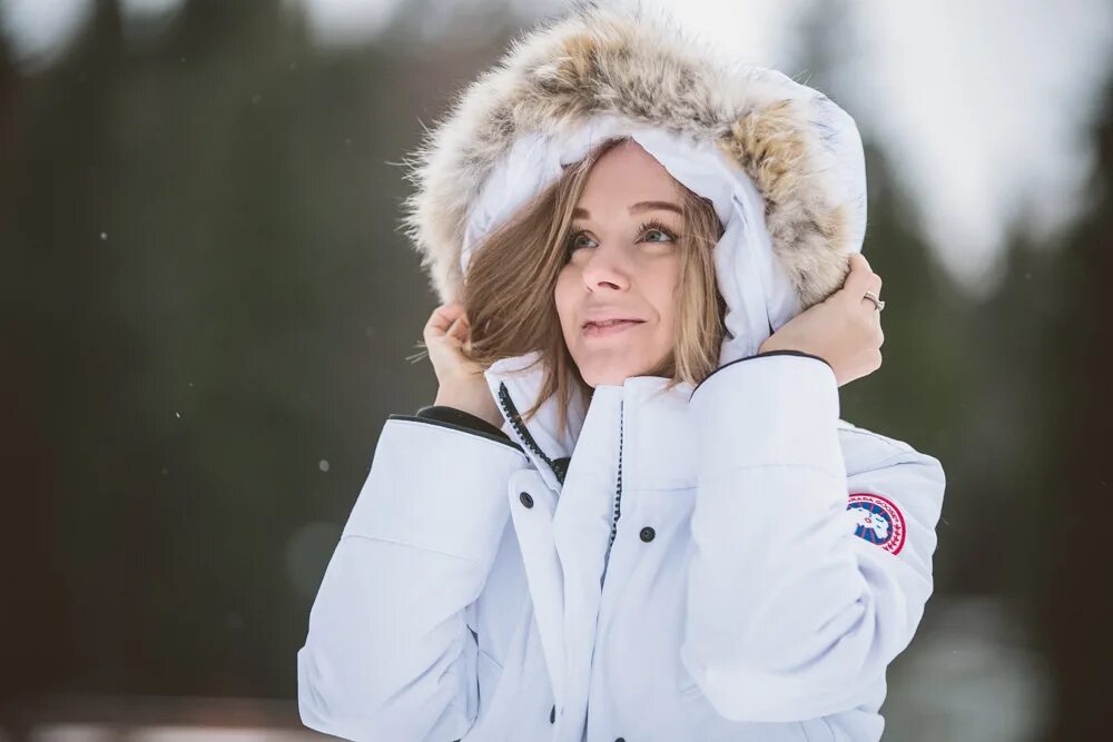 белый зимний пуховик. девушка в белом пуховике. белый пуховик женский. огромный пуховик. девушка в белом пуховике.