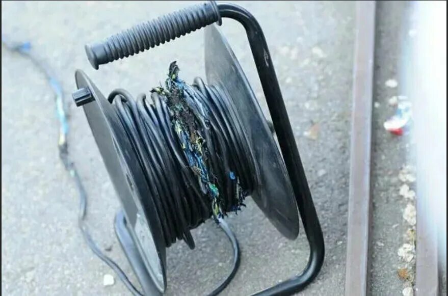 Горит удлинитель. Загорание розетки. Сгоревший удлинитель. Пожар от электропроводки. Горит удлинитель.