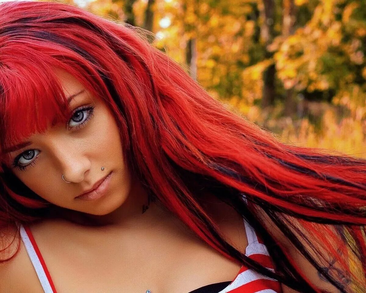 девушка с красными волосами. эмма гилберт с красными волосами. эмма бадинг с огненно рыжими волосами. нина бернс рыжие волосы. селена регенер красноволосая.