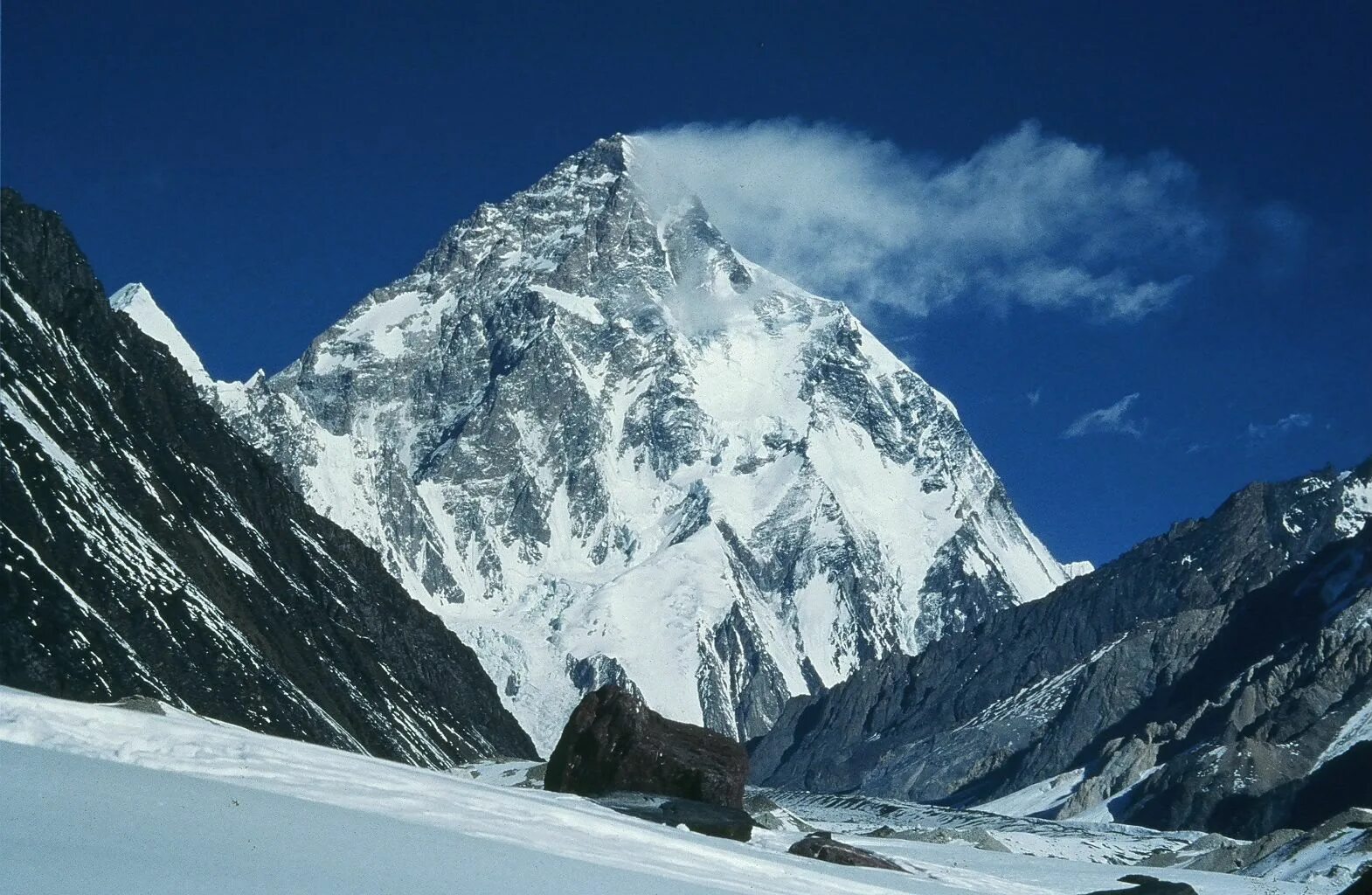 Горы снизу. K2 Чогори. К 2 гора Чогори. Каракорум вершина Чогори. Вершина k2, Гималаи.