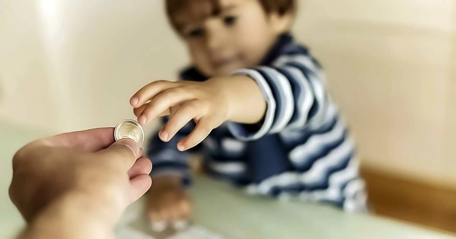 Средства на содержание ребенка. Алименты сток. отец дает деньги ребенку. материальное поощрение детей. содержание детей.