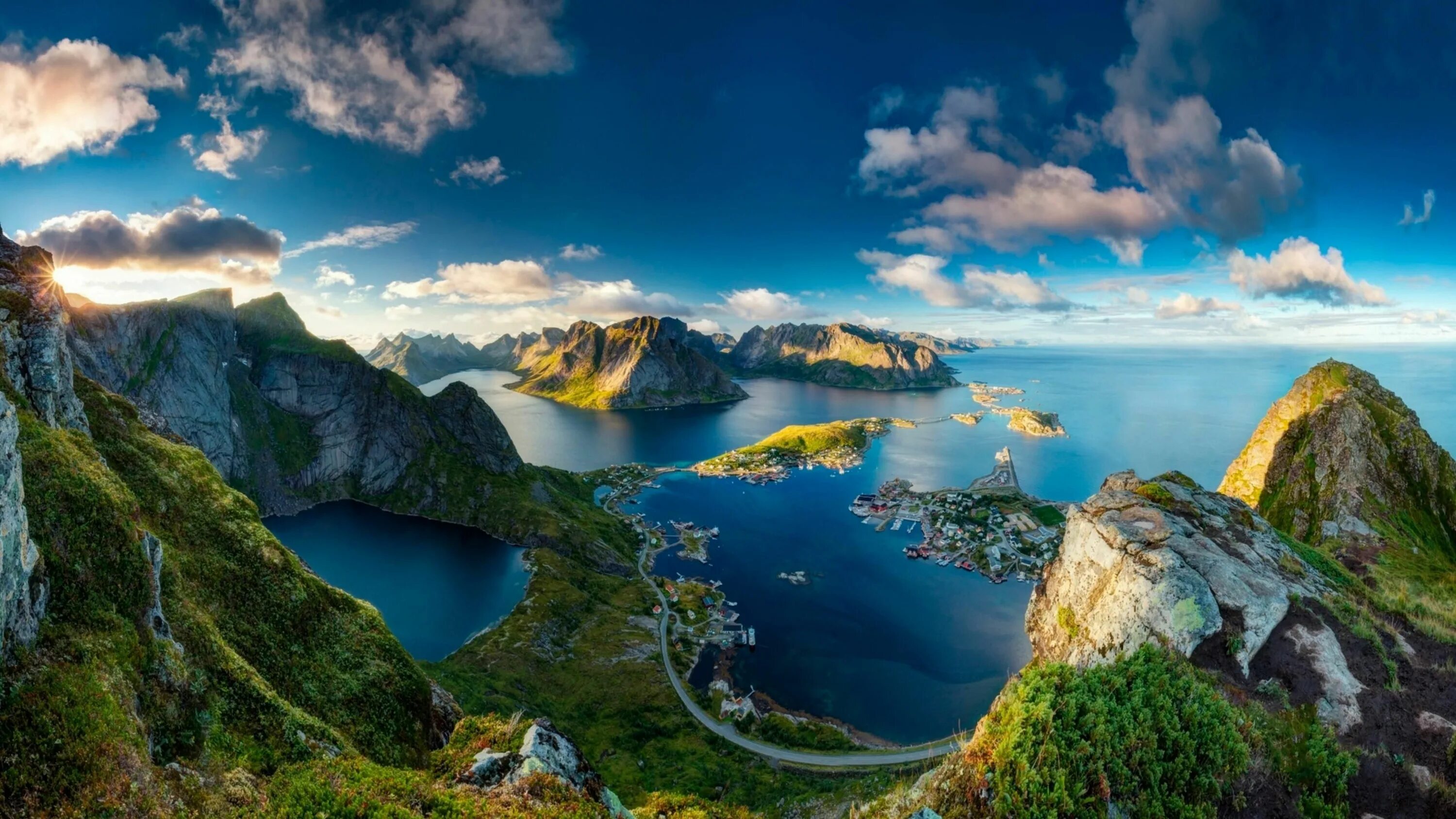 The view is beautiful. Лофотенские острова, Норвегия. Норвегия Лофотенские острова Reinebringen. Скандинавия фьорды. Норвежские фьорды панорама.