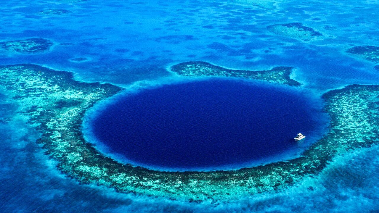 Впадина в тихом океане. Большая голубая дыра, Лайтхаус-риф. Барьерный риф Белиз. Большая голубая дыра Белиз. Блю Холл Белиз.