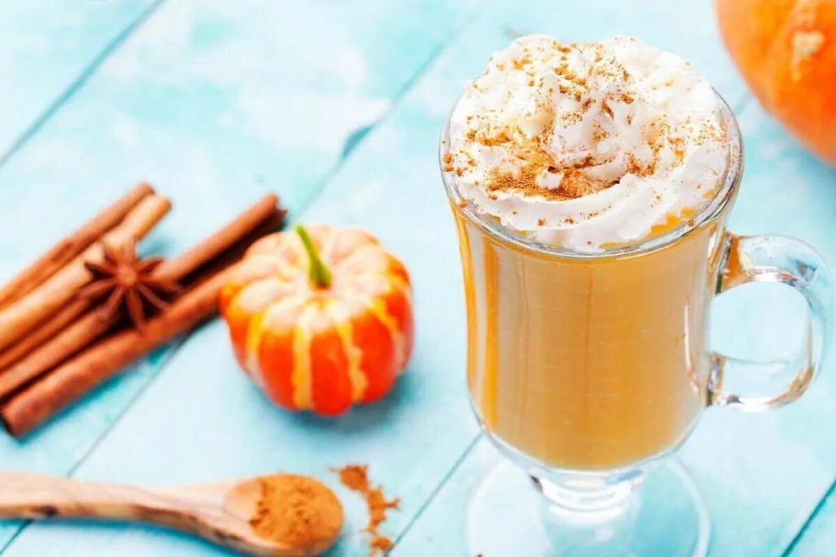 Тыквенно пряный латте. Пампкин спайс латте. Тыквенно пряный латте старбакс. Латте пряная тыква. Латте пряная тыква.