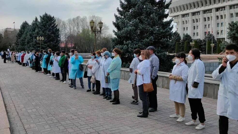 Митинг медиков Бишкек. Дарыгерлер. Компенсация Бишкек. Мирсаид Мирхамидович Миррахимов медики Киргизии. Медицинский митинг