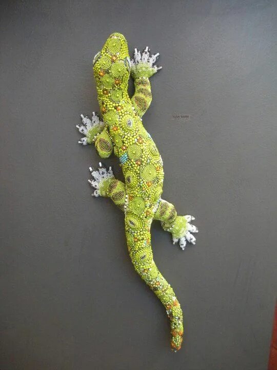 Поставь ящерицу. Beaded Gekko ящерица. Ящерка из бисера. Фигурки из бисера ящерица. Фигурка для сада ящерица.