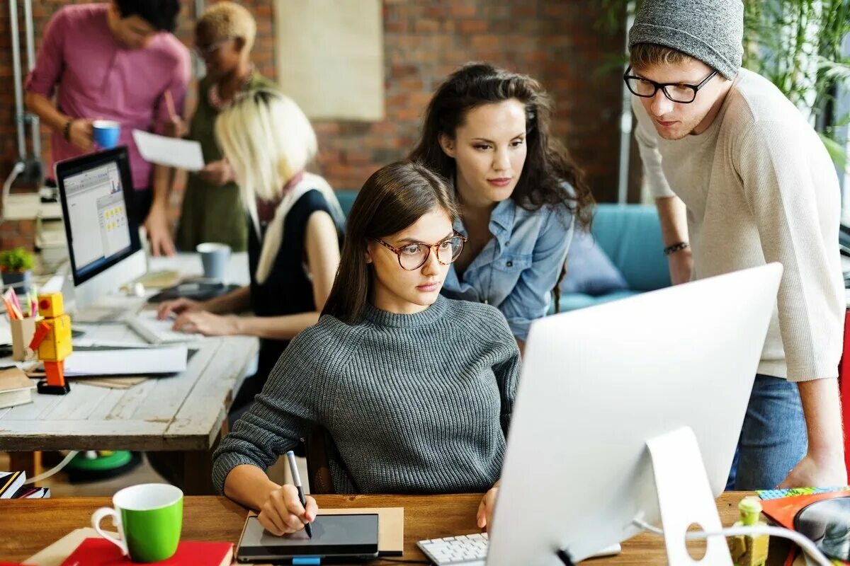 Студенты дизайнеры работа. Студенты дизайнеры. студенты дизайнеры интерьера. профессиональная жизнь. обсуждение дизайна.