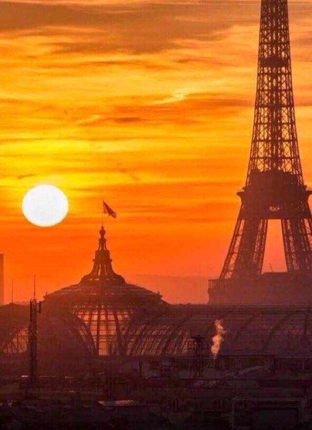 Француз рассвет. Франция эльфивая башня. Франция Эйфелева башня закат. Париж рассвет Эйфелева башня. Эйфелева башня на Восходе.