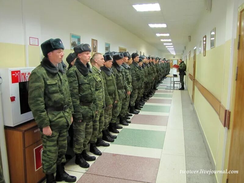 повседневная жизнь военнослужащих. солдаты отдыхают в армии. распределение времени и повседневный порядок воинской части. срочная служба в армии. жизнь в армии.