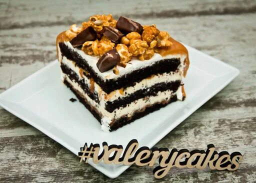 Бисквитный торт сникерс. Торт сникерс калорийность на 100 грамм. Торт сникерс калорийность. Торт сникерс калорийность. Торт сникерс в разрезе.