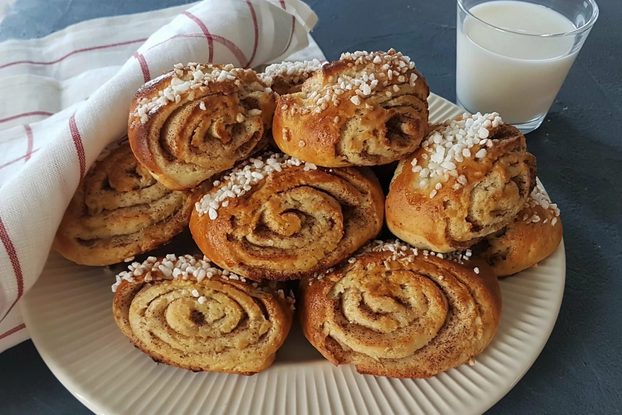 Korvapuusti Финляндия. Финская булочка. Булочки с черемухой. Финские традиционные булочки с корицей. Булочки с конфетами