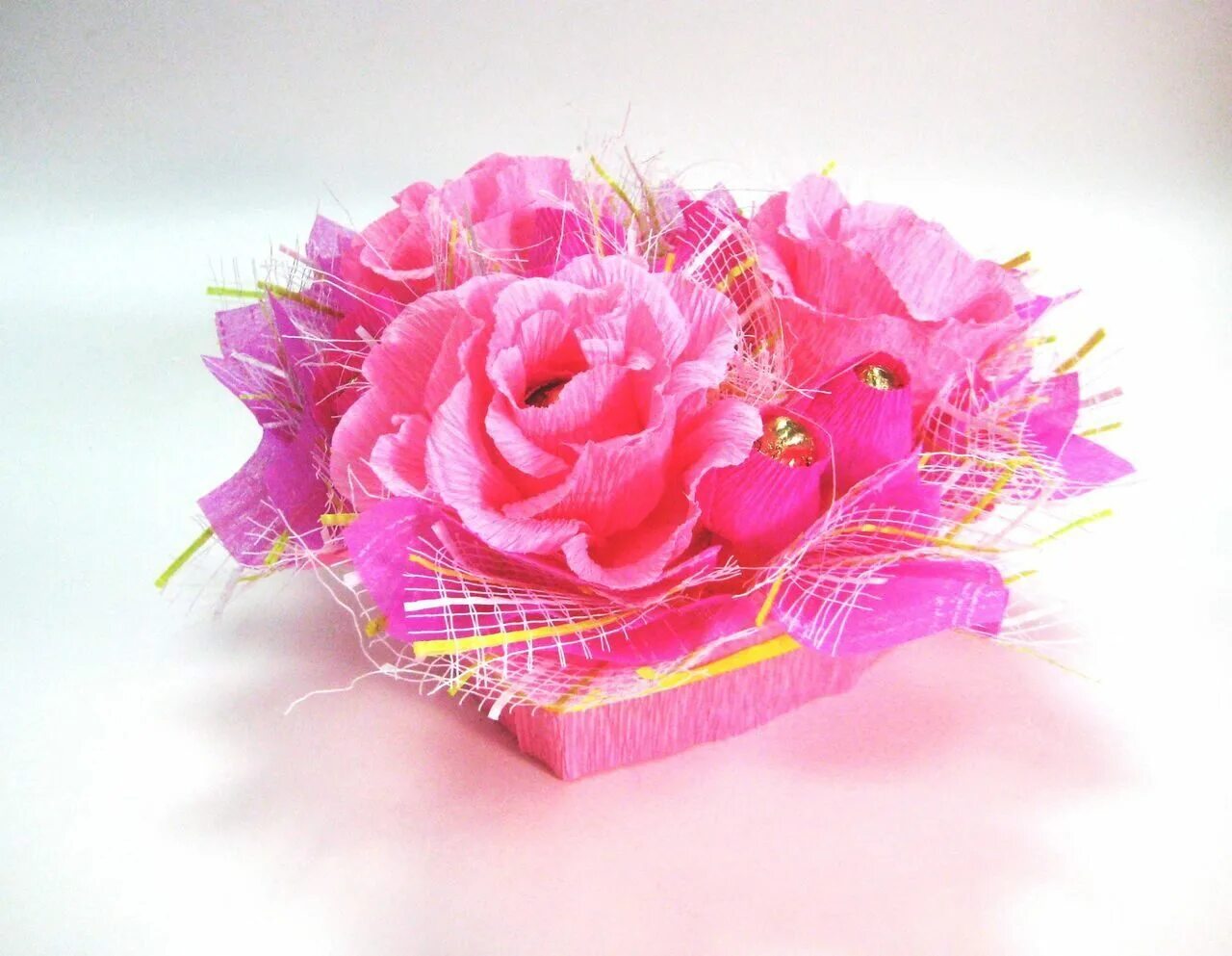 цветочные букеты с конфетами. гофрированные букеты из конфет. цветы из гофробумаги с конфетами. букет тюльпанов с конфетами. гофрированные букеты из конфет.