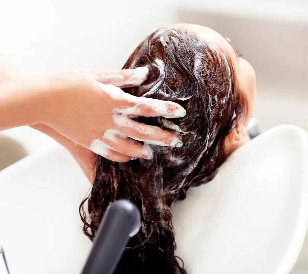Мытье волос уход. Мытье головы. Мытье волос в парикмахерской. Маска для волос в салоне. Ухоженные вымытые волосы.