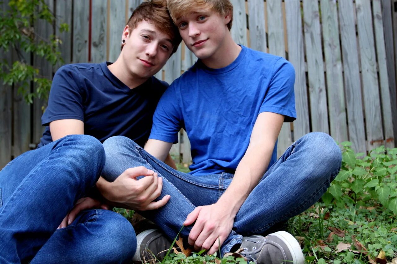 Видео друг русское. Гомосексуальный подросток. Мальчики и парни. Два подростка. Молодые парни школьники.