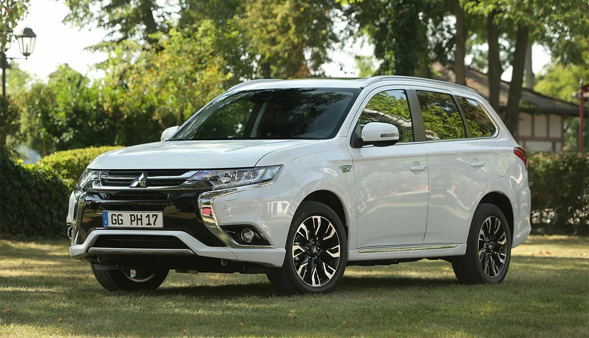 Mitsubishi outlander 2017. Митсубиси Аутлендер 3. Мицубиси Аутлендер 2017 PHEV. Мицубиси Аутлендер PHEV. Митсубиси Аутлендер PHEV 2022.