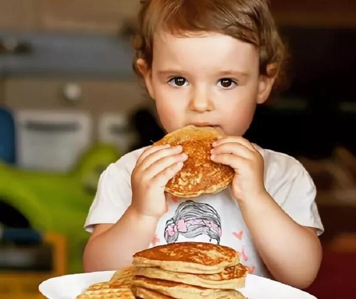 Мальчик обедает. Борщ кушать. Мальчик съел тарелку оладьев. Селфи с блинами. Мужик жрет блины.