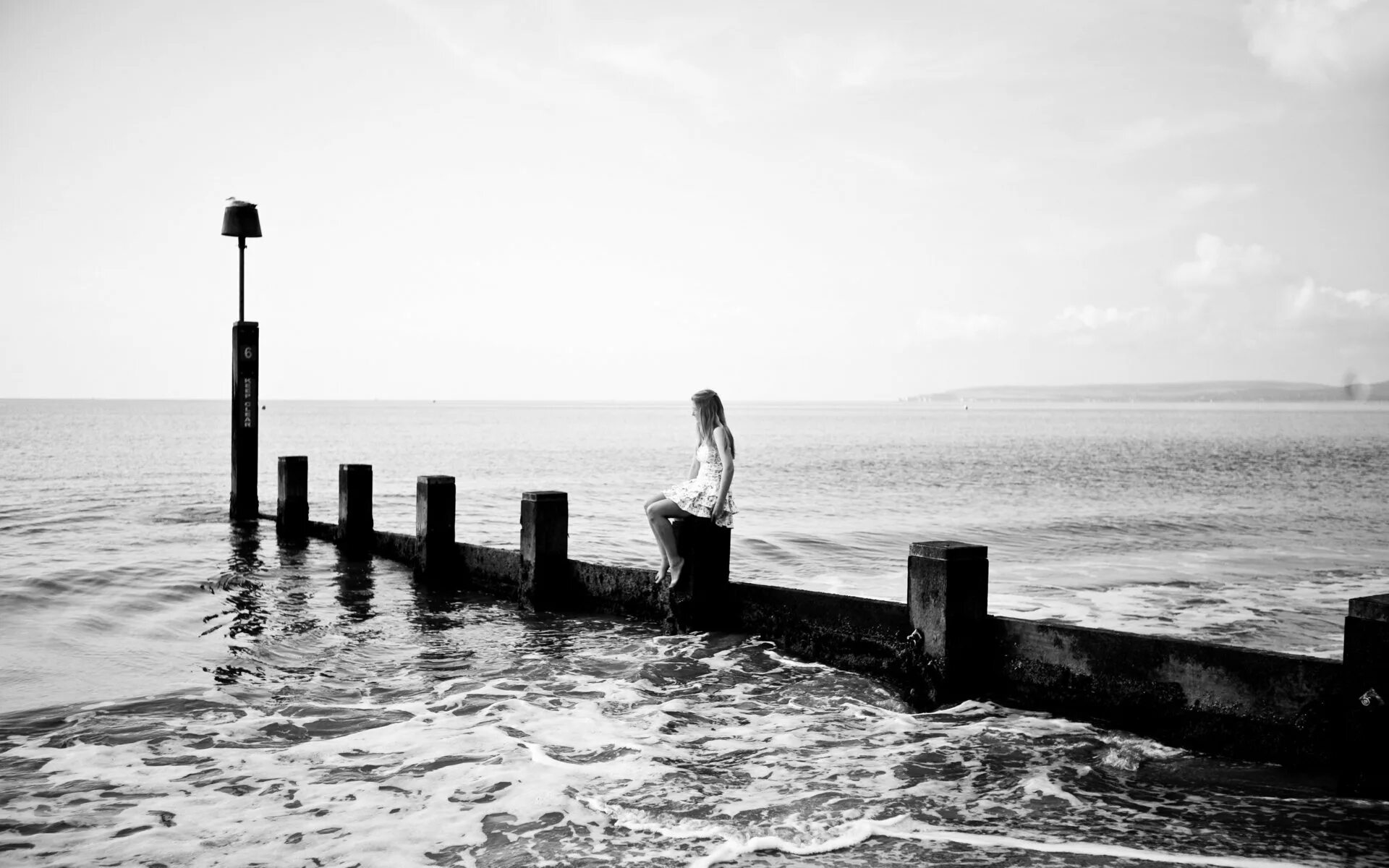 Решено было пристать к берегу. Это одиночество. Черно белое одиночество. Девушка на причале. Море одиночество.