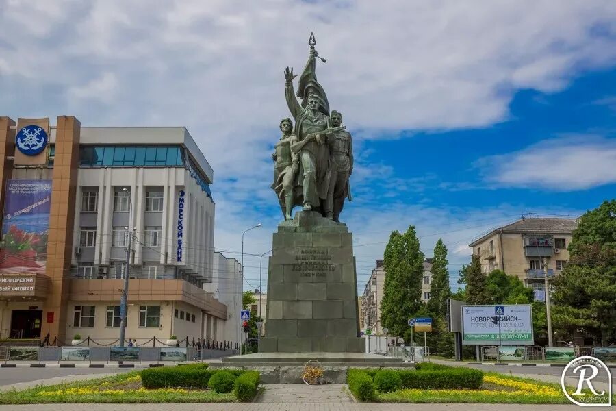 Сальск новороссийск. Памятник воинам защитникам города Новороссийска. Памятник освободителям Новороссийска. Новороссийск памятник освободителям Новороссийска. Новороссийск / Novorossiysk памятник защитникам.