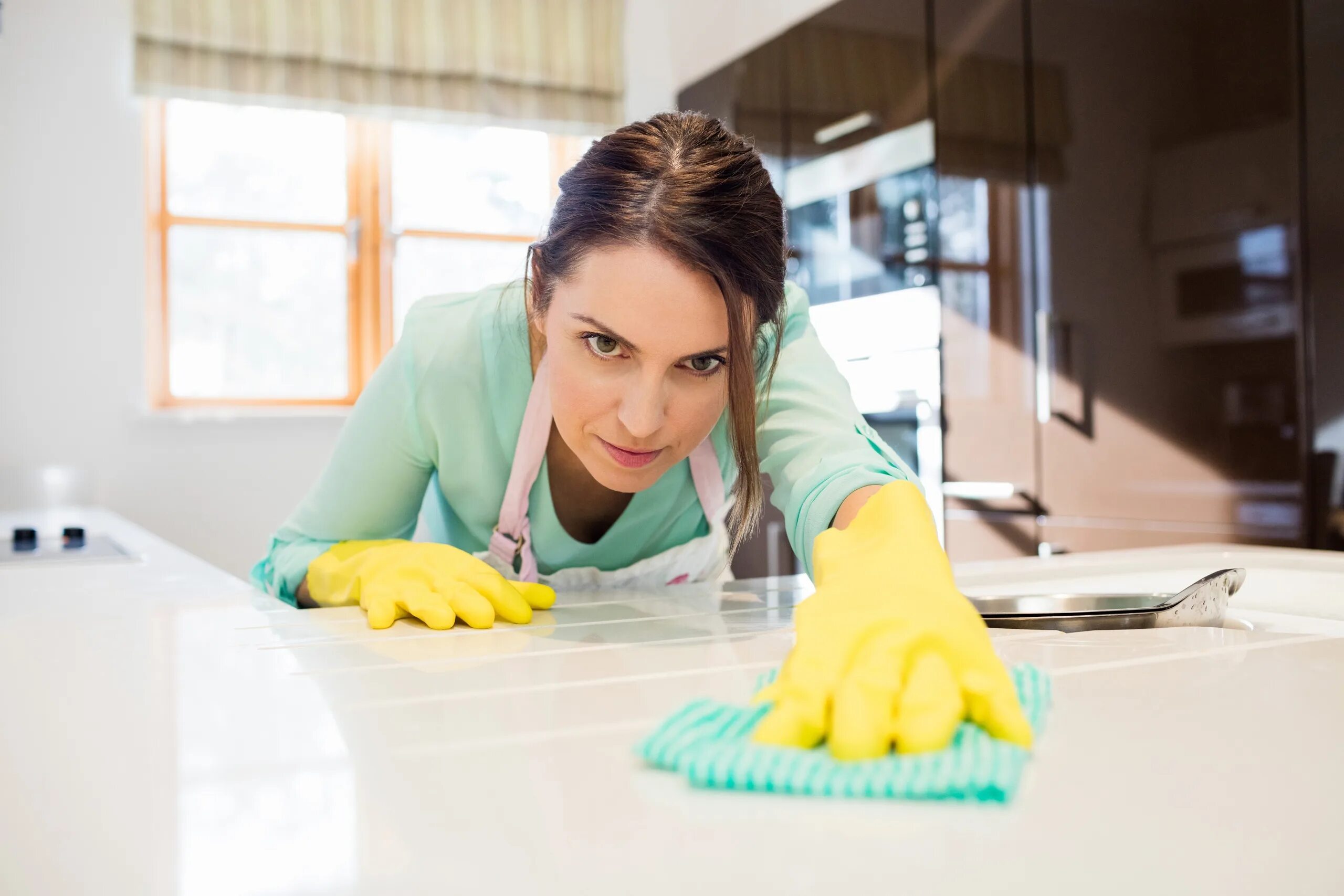 Woman cleaning. Женщина убирается. Уборка. Девушка убирает. Клининг девушка.