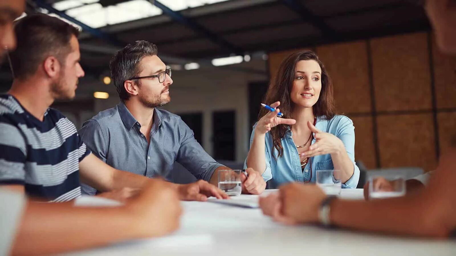 Семья ужинает на кухне. Стоковые фото идея. Мужчина и женщина вместе. International friendship day. Семья на даче огород.