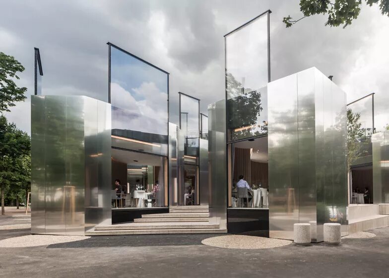 Зеркальные здания. Peter pichler архитектор. Зеркальный фасад здания. Зеркальный дом каса инвизибл. Зеркальные здания.