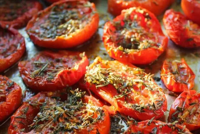 Вяленые томаты рецепт в духовке самый простой. Высушенные помидоры. Специя из сушеных помидор. Засушить помидоры в духовке. Сушка помидор на зиму.