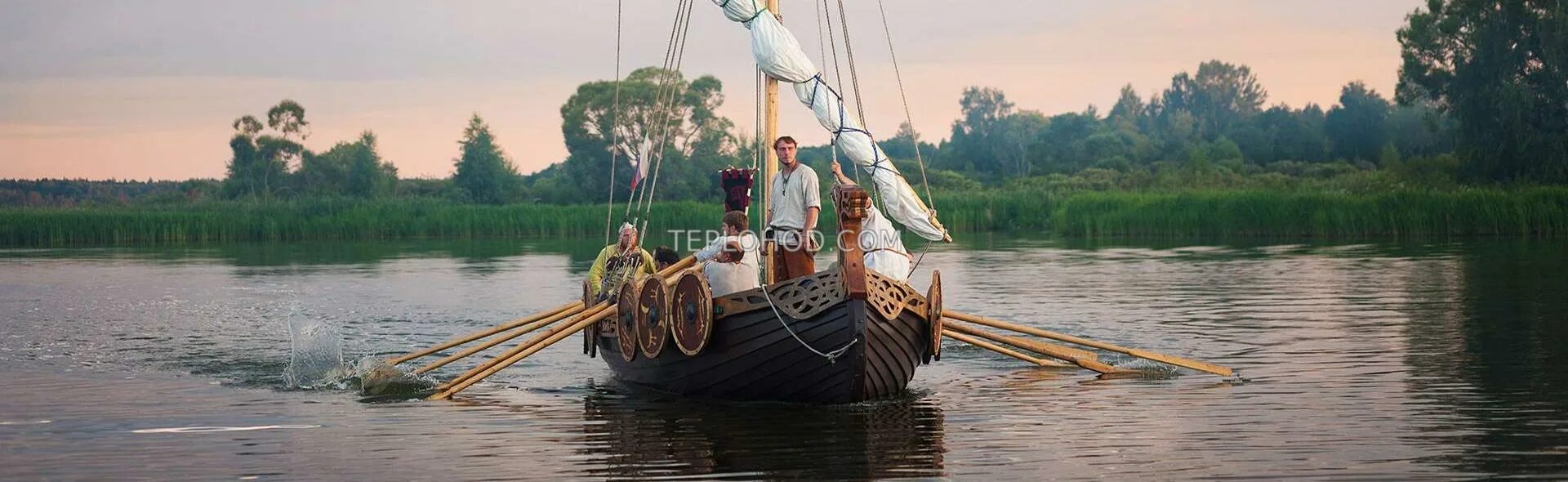 Тусовка на природе. Фестиваль на берегу реки. Гринландия киров 2023. Фестиваль славянский берег 2022. Былинный берег фестиваль вид сверху.