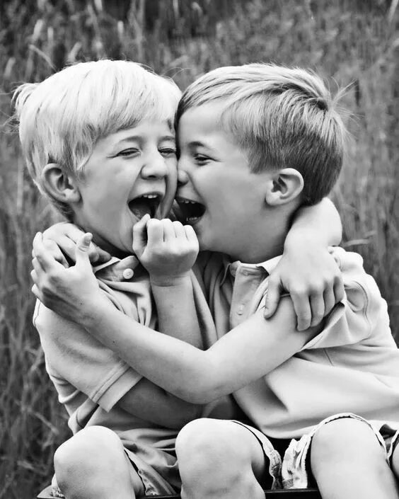 Самый лучший друг это мама она никогда не завидует. Самый лучший друг ребенка. Самый лучший друг ребенка. Малыш и собака. Лабрадудль и ребенок.