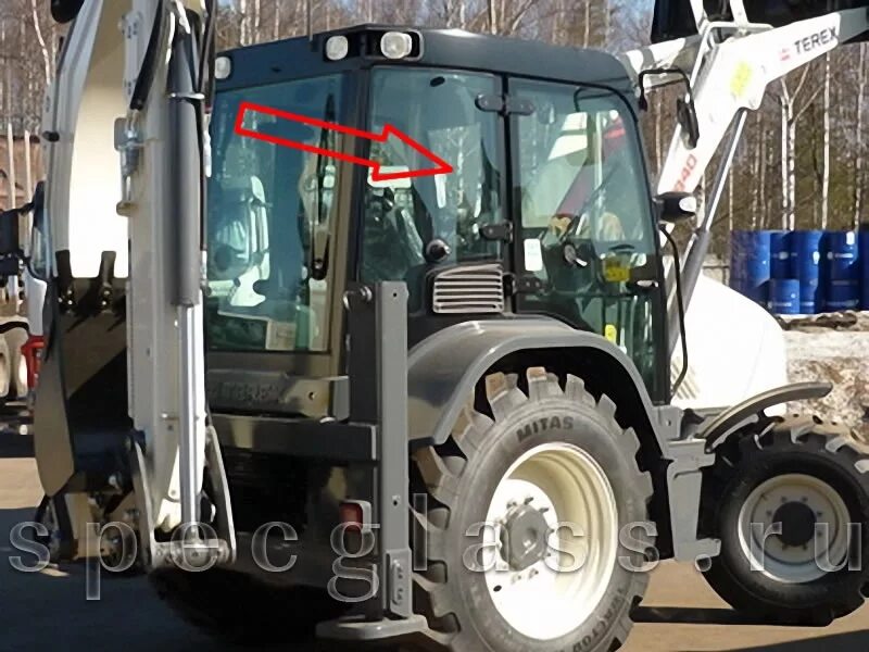 Петля стекла терекс 860. Стекло терекс. Правое боковое стекло терекс тлб 825. Terex 80. Стекло заднее terex 6099765m91.
