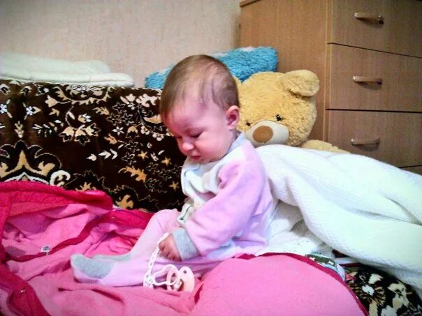 ребенок сидит на коврике. 7 месяцев не сидит форум. ребёнок не сидит в 8 месяцев. учить ползать ребенка. 7 месяцев не сидит форум.