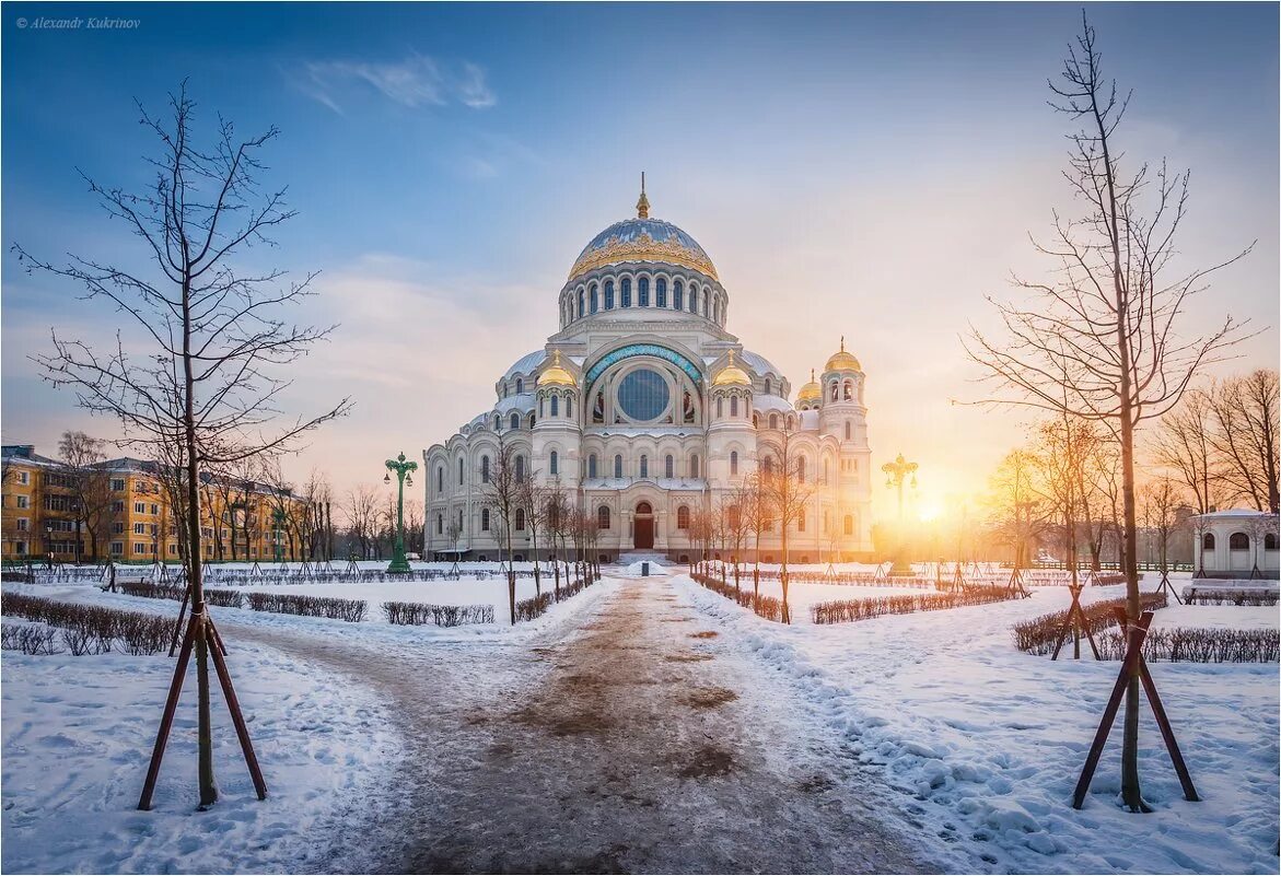Морской собор и вечный огонь в кронштадте. Кронштадт в питере зимой. Якорная площадь кронштадт зима. Кронштадтский морской собор зимой. Кронштадтская крепость кронштадт зимой.