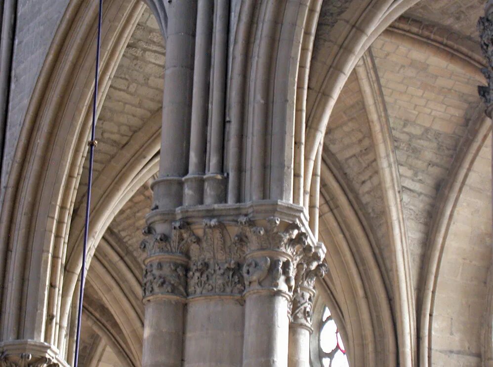 Фолиньо. Богослужение в протестантской церкви в сша. Столб устой готика. Устои церкви. Линкольнский собор девы марии стрельчатая арка.