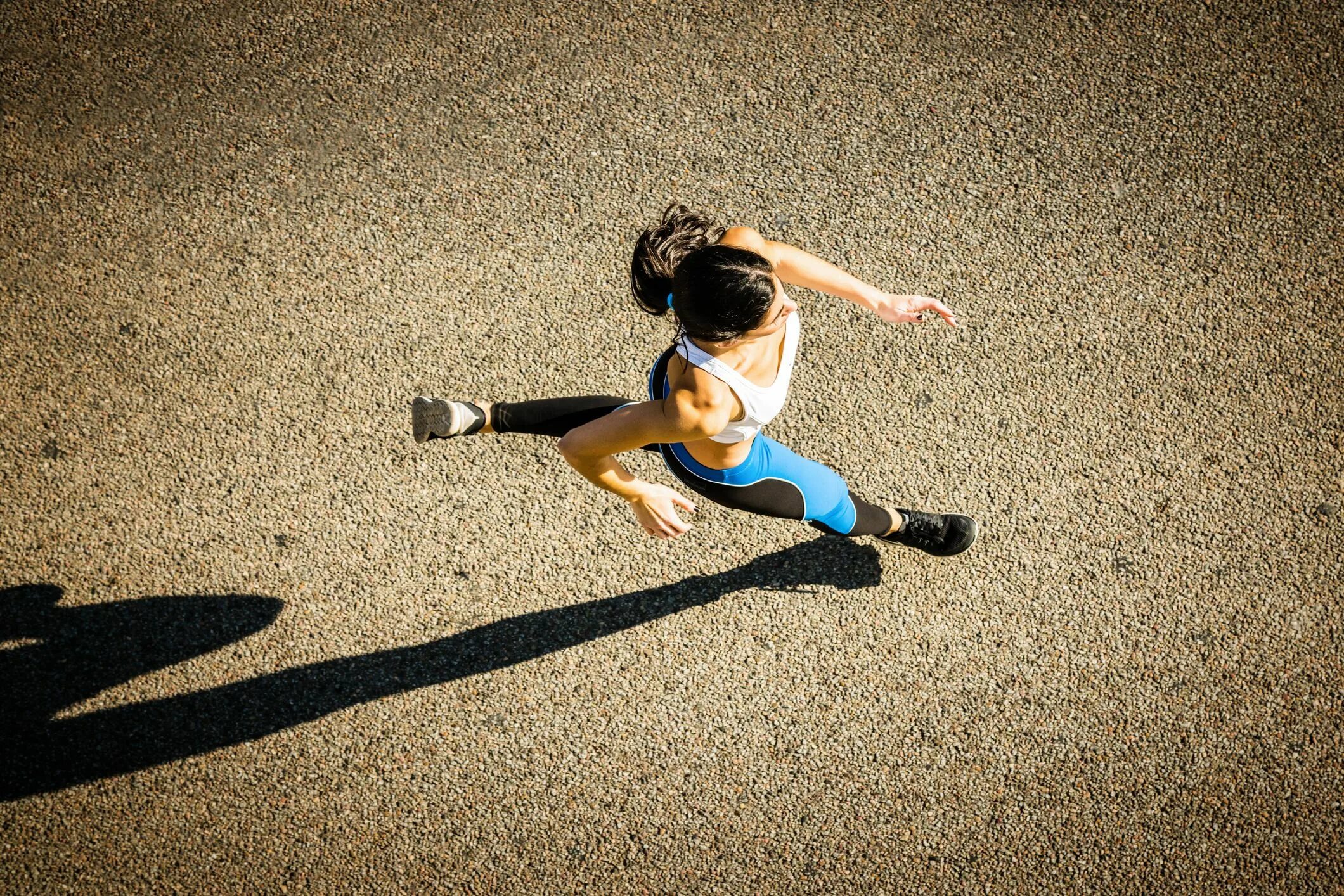 Бег вид сверху. Running top. Бегущий человек сверху. Бег вид сверху. Running top.
