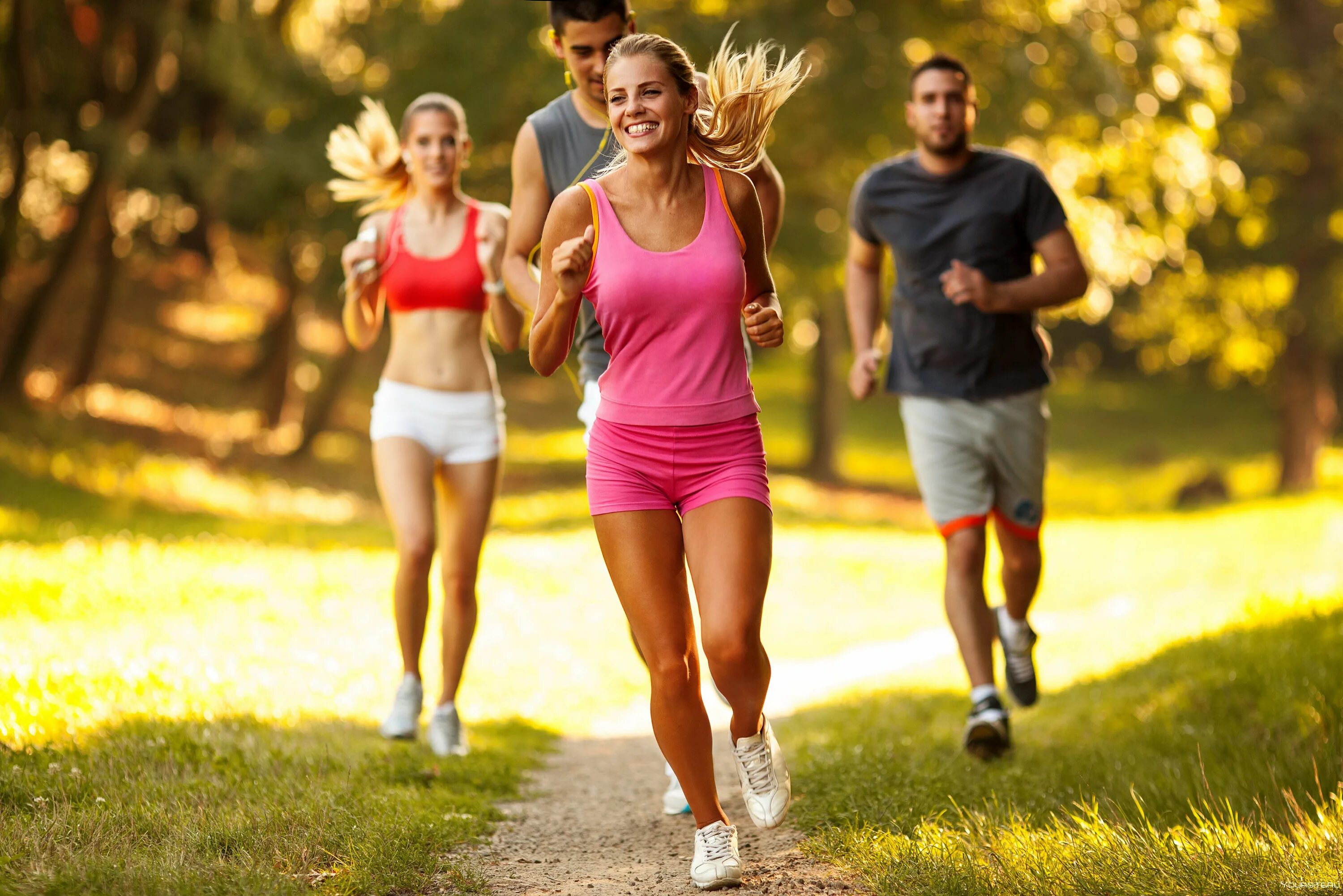 Чем полезен бег по утрам. Спортивные люди. Бег трусцой фото. Бег для здоровья. Красивые Здоровые спортивные люди.